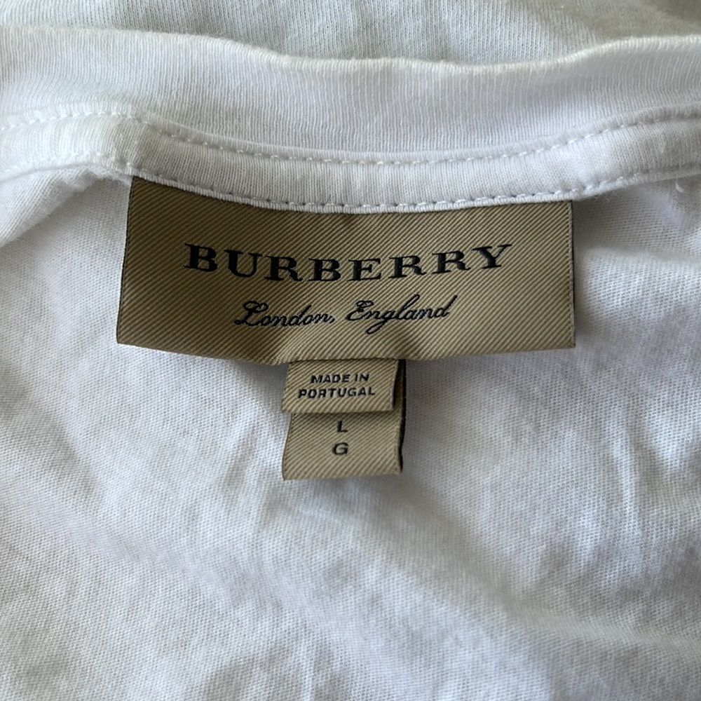Burberry T-Short.  - Picture 3 of 5